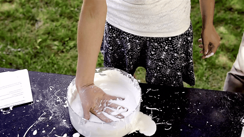 Krátky gif s ne-newtonovskou kvapalinou.